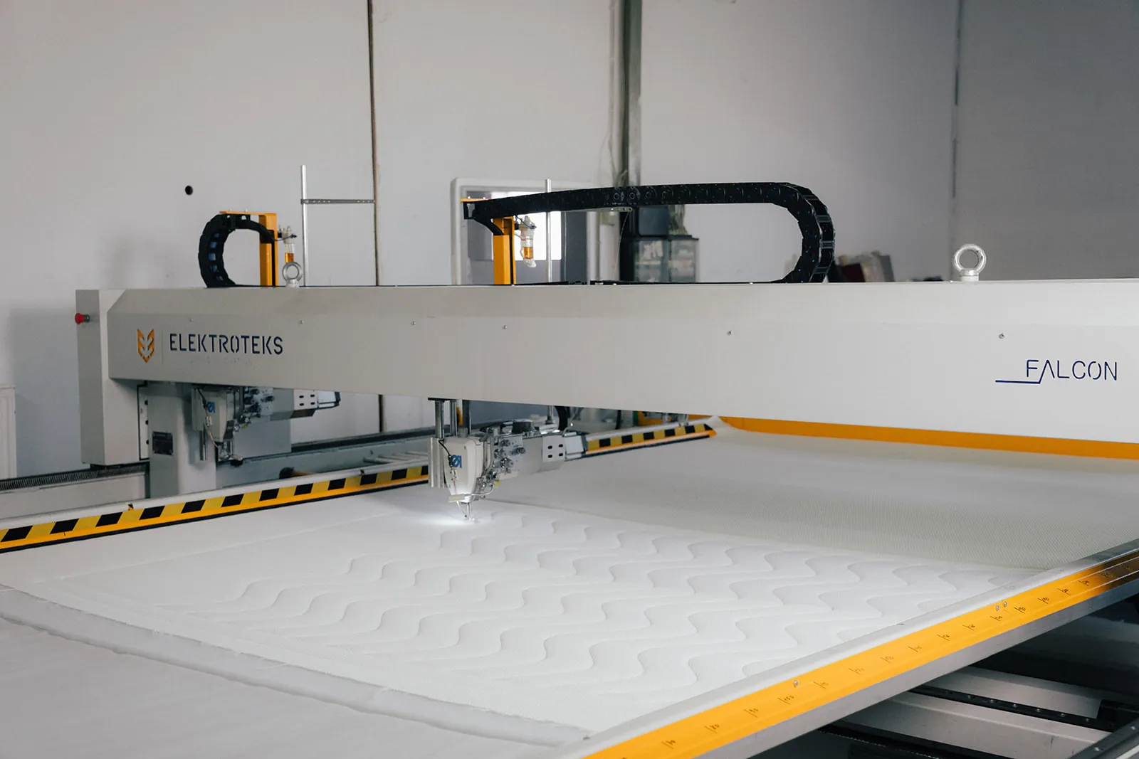 Steppanlage beim Steppen von Bezugstoff, Quiltmaschine, Industrieklett, Automatisierung, Fräsanlage, Produktionslinie