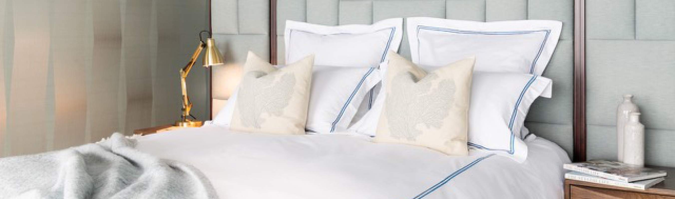 Bett mit Hotelbettwäsche und Kissen