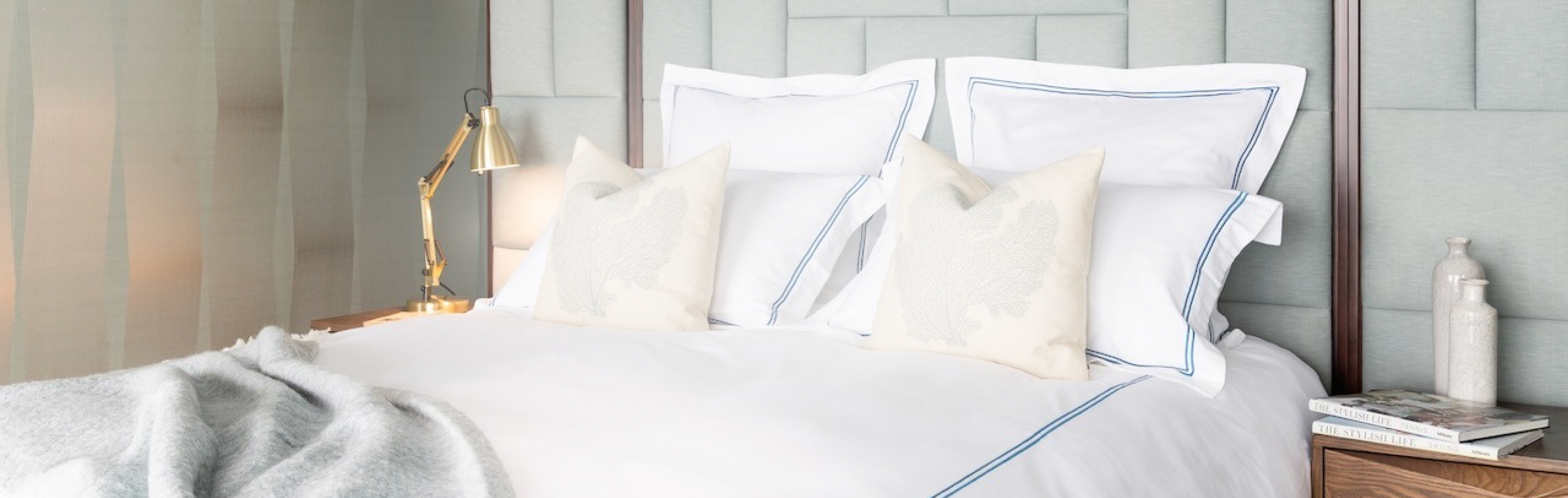 Hotelbett mit Bettwäsche von Beaumont & Brown