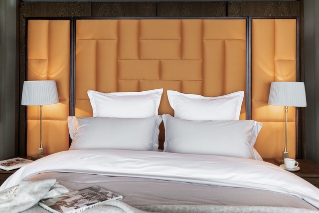 Hotelbett mit weißer Bettwäsche