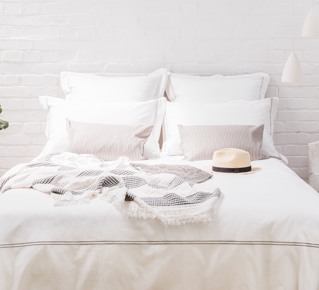 Hotelbett mit weißer Bettwäsche